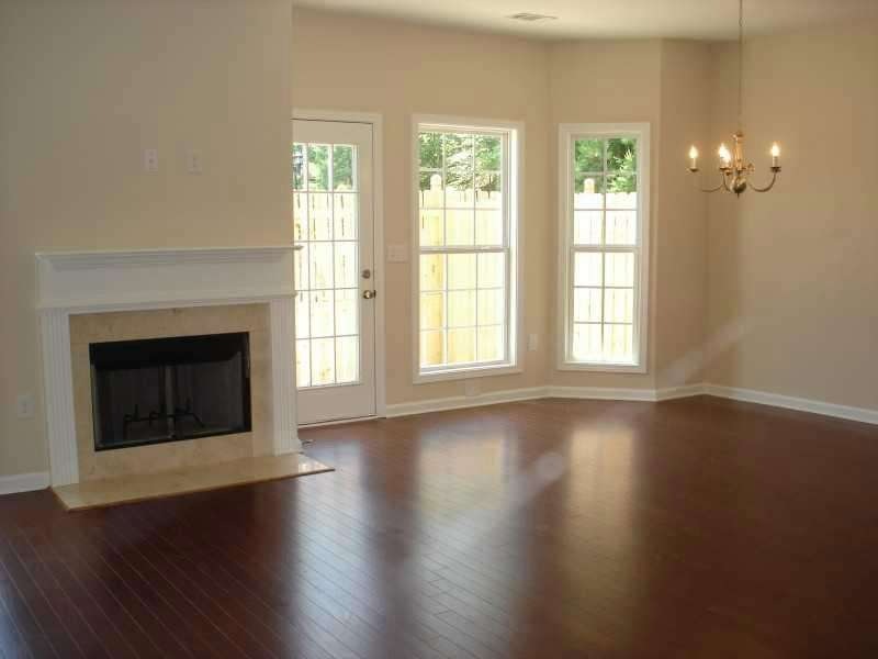 Den/Family/Great Room. HARDWOOD THROUGHOUT MAIN LE