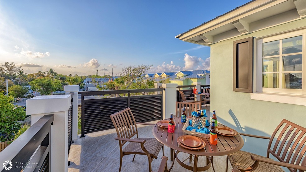 1-125SIMONTON-16x9-4thfloorbalcony