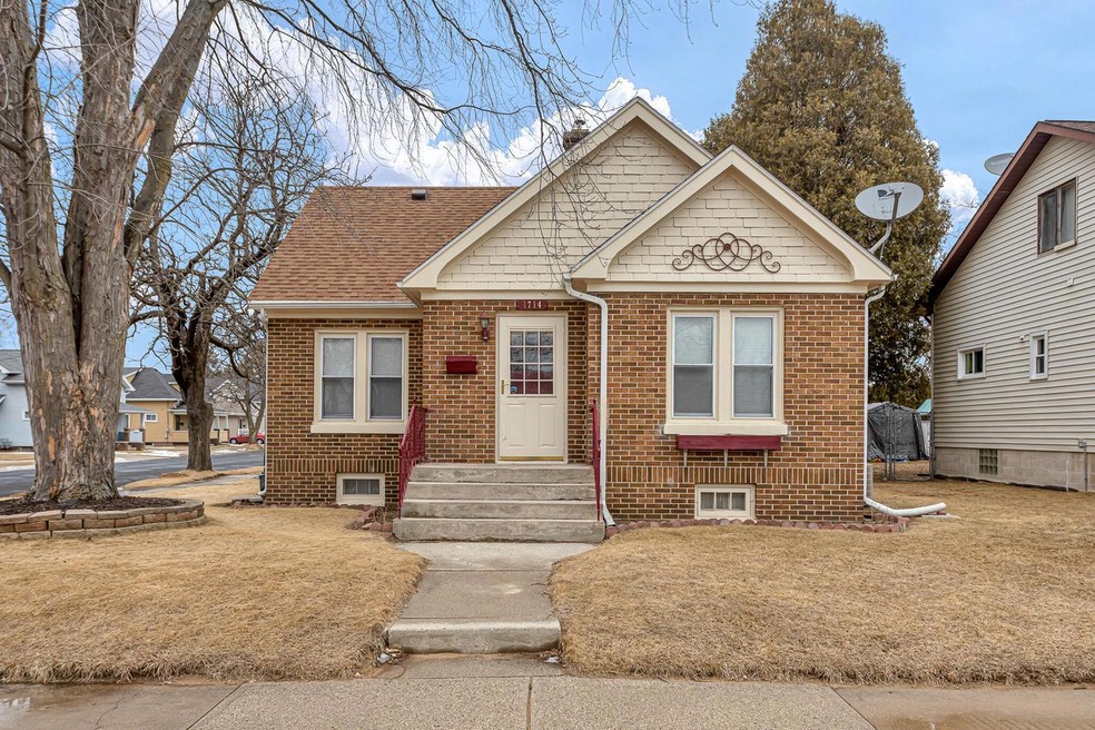 1714 Columbus, Manitowoc 24
