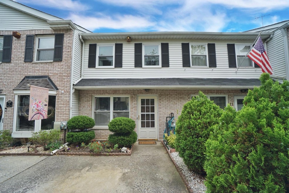 9 Croft Ct, Staten Island, NY 10306 - photo 1