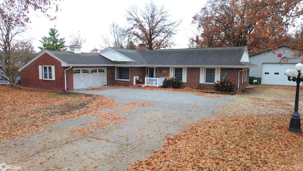 1106 E Franklin St, Bloomfield, IA 52537 - photo 1