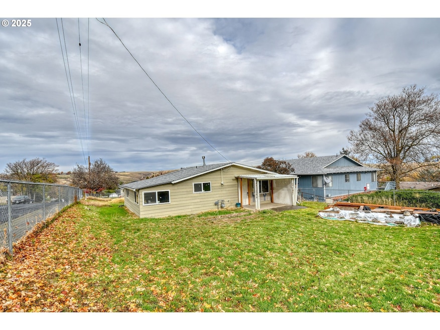 703 SE Isaac Ave, Pendleton, OR 97801 - photo 1