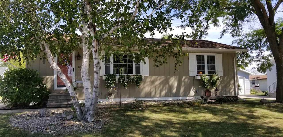 1023 Heartland Hills Dr, Waterloo, IA 50701 - photo 1