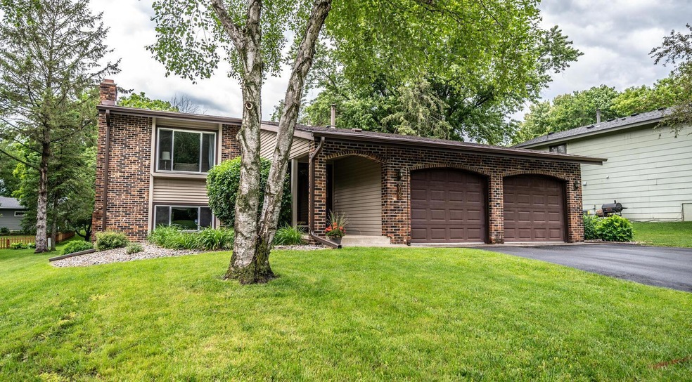 3102 Red Oak Cir N Burnsville-large-013-001-Front of Home-1500x831-72dpi.jpg