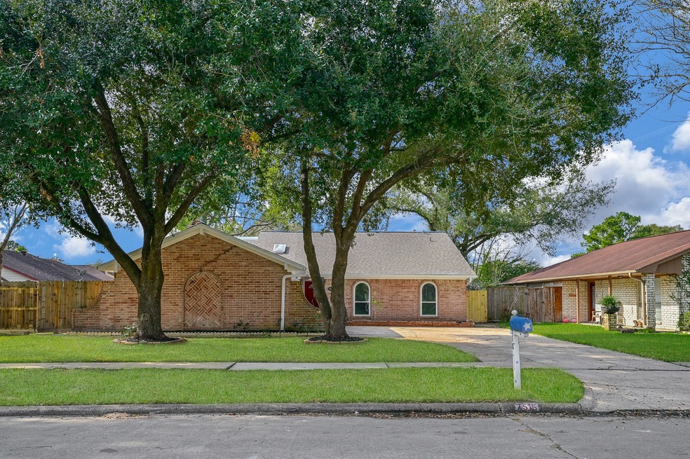 7515 Ashmole Ln, Houston, TX 77088 - photo 1