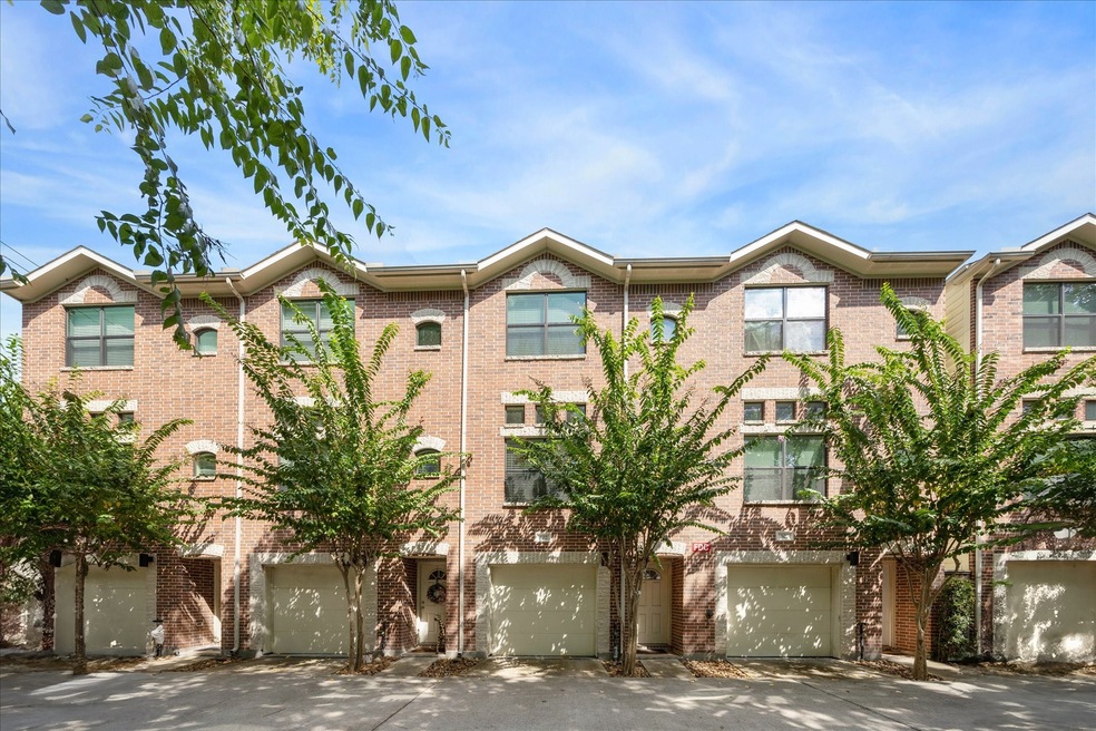 

This 2 bedroom, 2 bath townhome is nestled in a gated community with just 11 units, offering turnkey living just minutes from the Galleria, Uptown Park, and City Centre. Features include an open floor plan, high ceilings, large windows, hardwood floors in the living areas, spacious primary suite, and private back patio. Note the refrigerator and stacked full-size washer and dryer are included with the sale of the property.