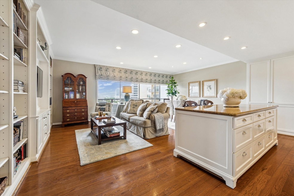 Showcasing open-concept kitchen/living/dining with