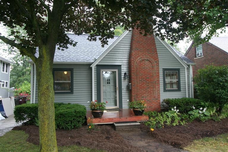 907 Hutchins Ave, Ann Arbor, MI 48103 - photo 1