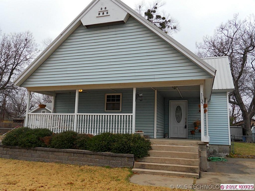 Historic 3 Bedroom 2.5 Baths, 2 car oversized gara