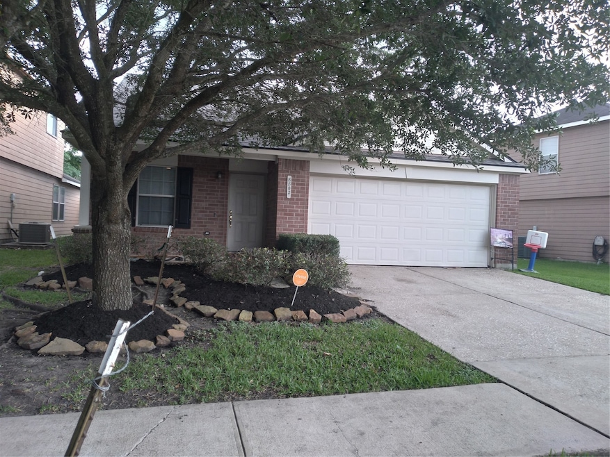 8802 Danbury Hollow Ln, Houston, TX 77075 - photo 1