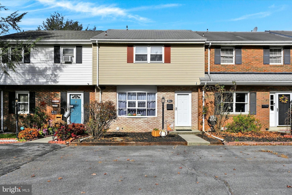 911 E Oak St, Palmyra, PA 17078 - photo 1