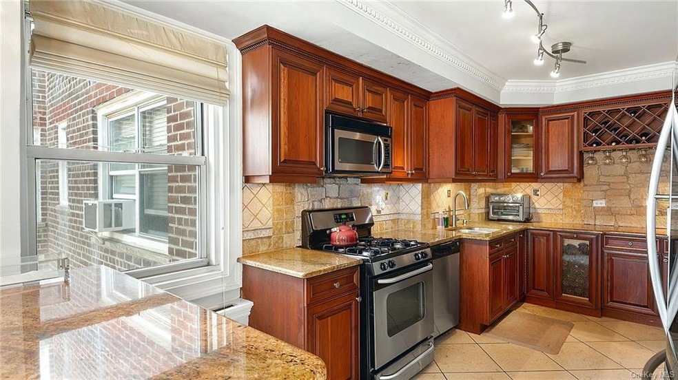 Parkway House unit 15E, Bronx, NY 10463 - photo 1