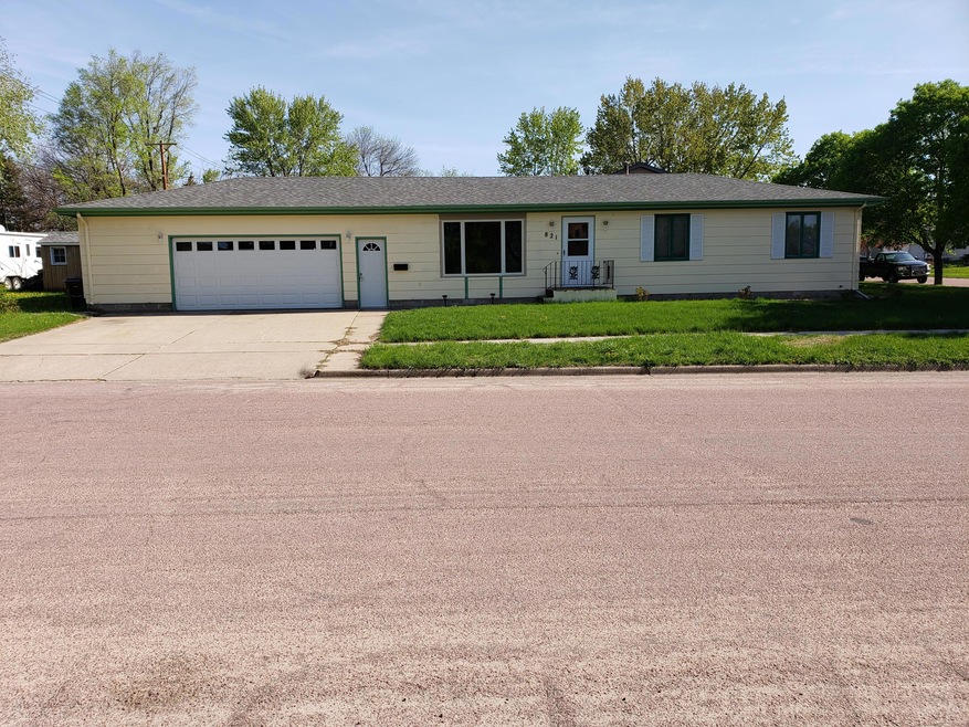 W Cedar front