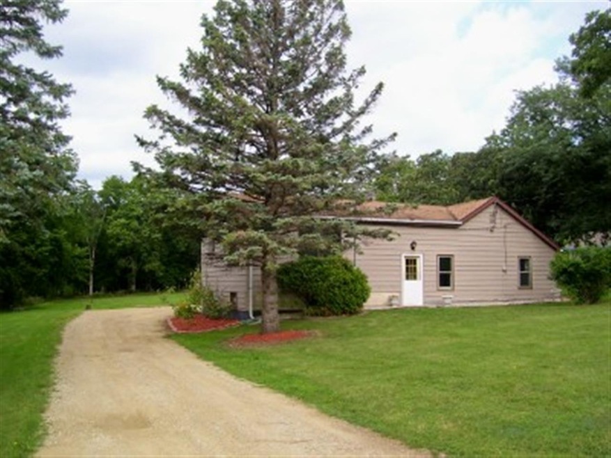 5702 S County Road D, Beloit, WI 53511 - photo 1