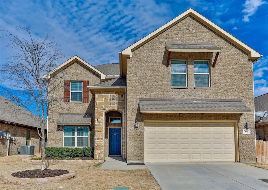 1807 Silver Oak Dr, Gainesville, TX 76240 - photo 1