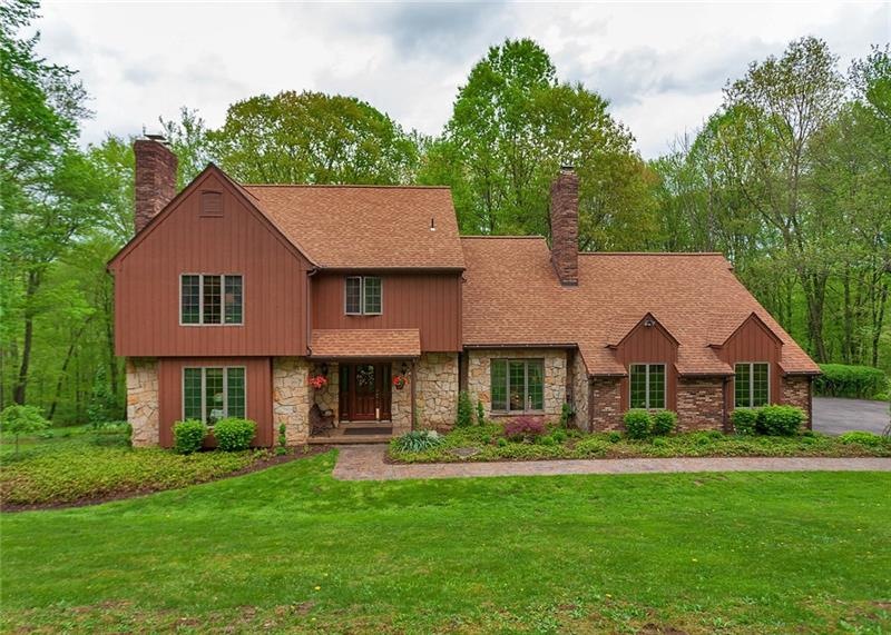 Welcome to 25 Donna Dr situated on 2.40 acres. Cus