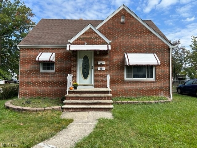 View of front of house featuring a front lawn