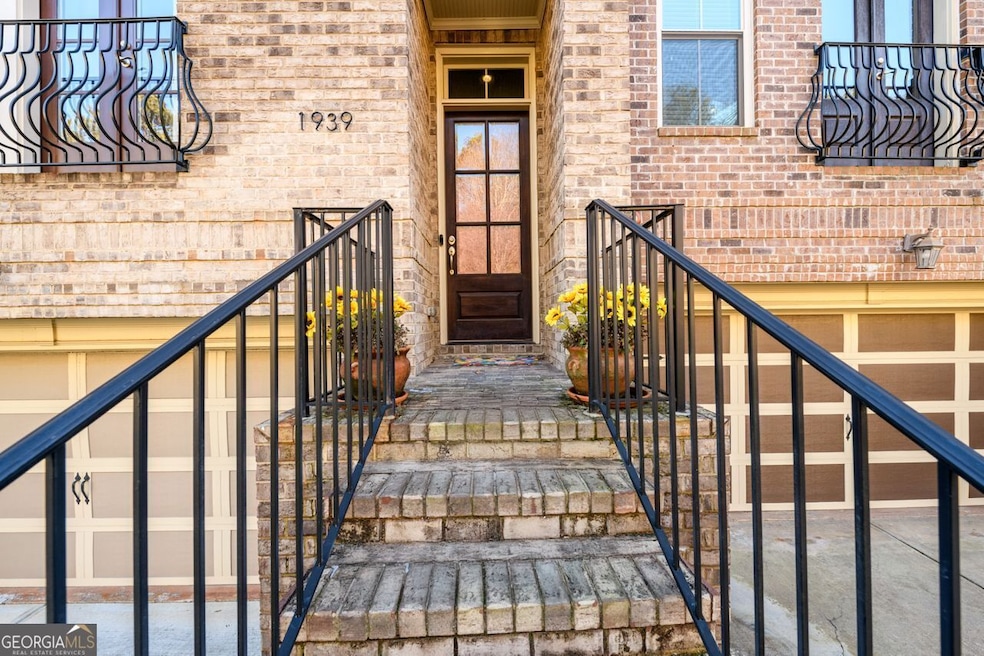 Welcome home to Overlook at Clairmont.