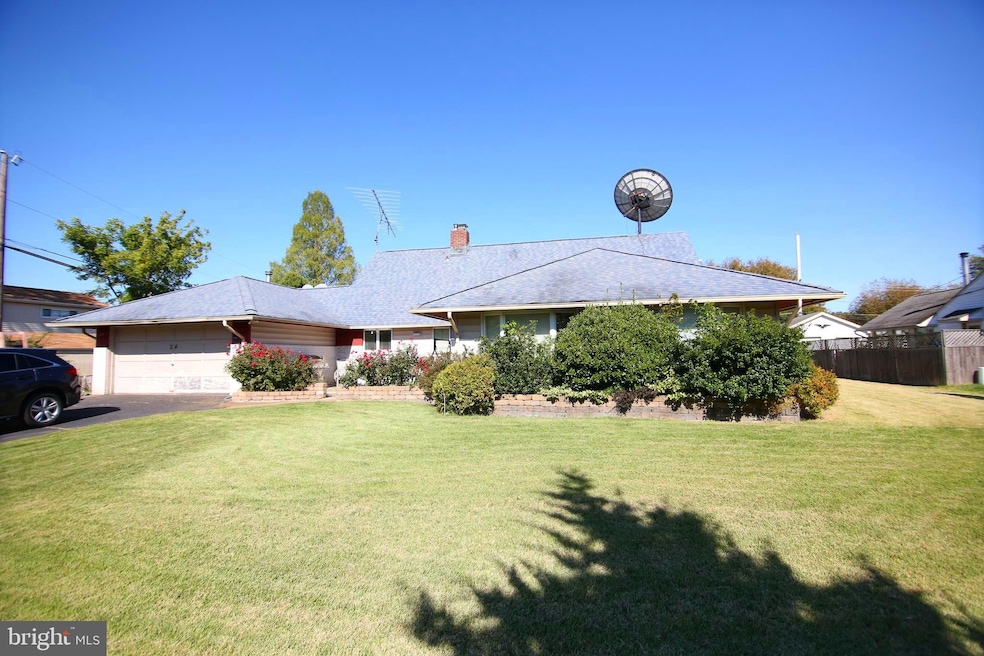 34 Sugarplum Rd, Levittown, PA 19056 - photo 1