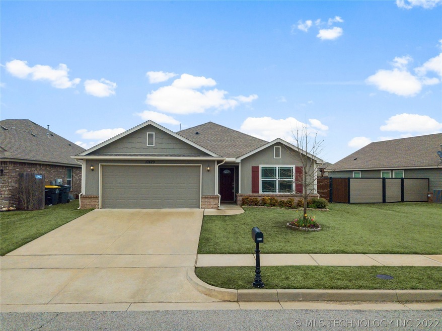 Two car garage with F5 tornado shelter (Grass colo