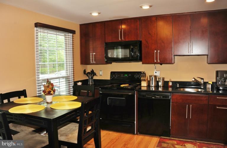 7909 Bethelen Woods Ln, Springfield, VA 22153 - photo 1