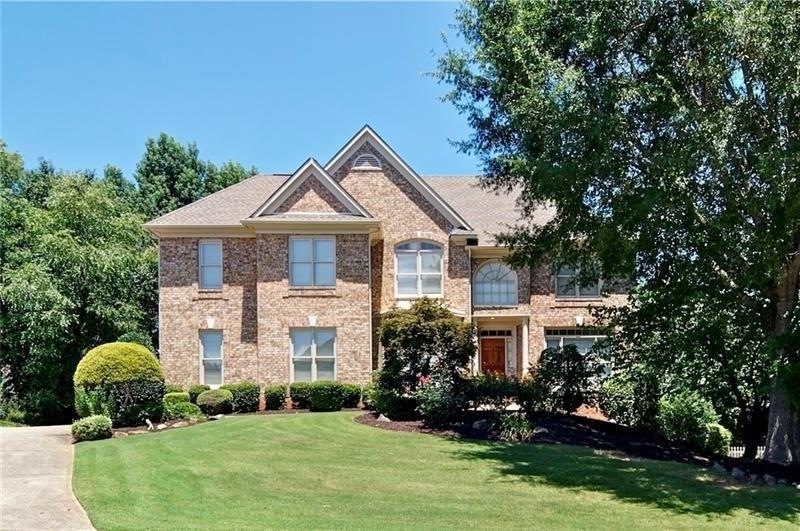 Stately Home in Desirable Heritage Oaks Subdivisio