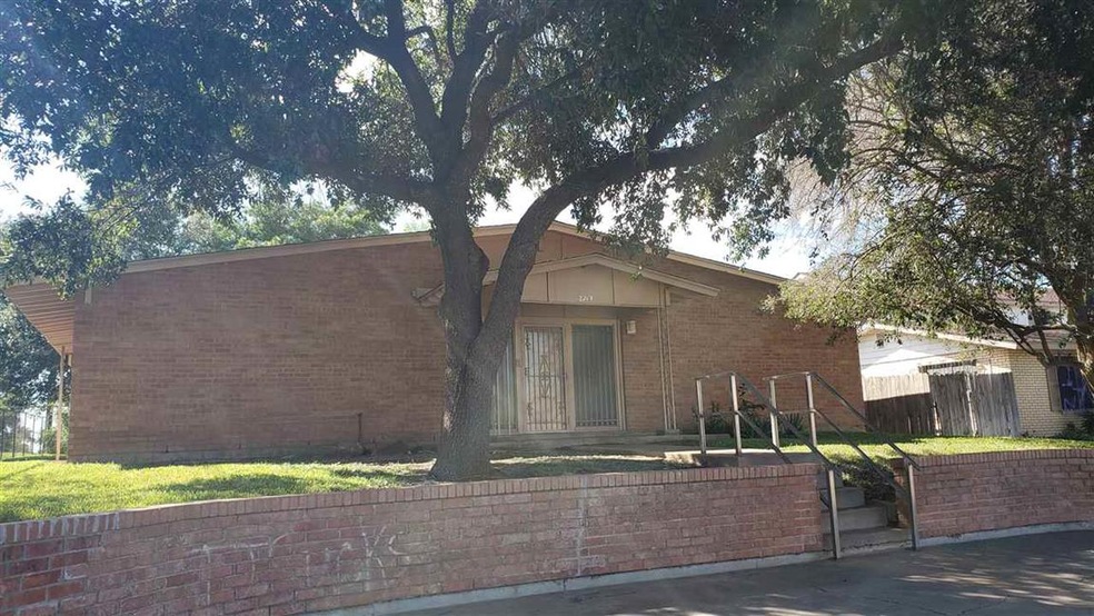 2219 E Montgomery St, Laredo, TX 78043 - photo 1