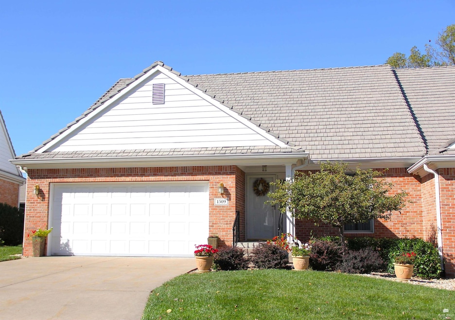 1509 Williamsburg Dr, Manhattan, KS 66502 - photo 1