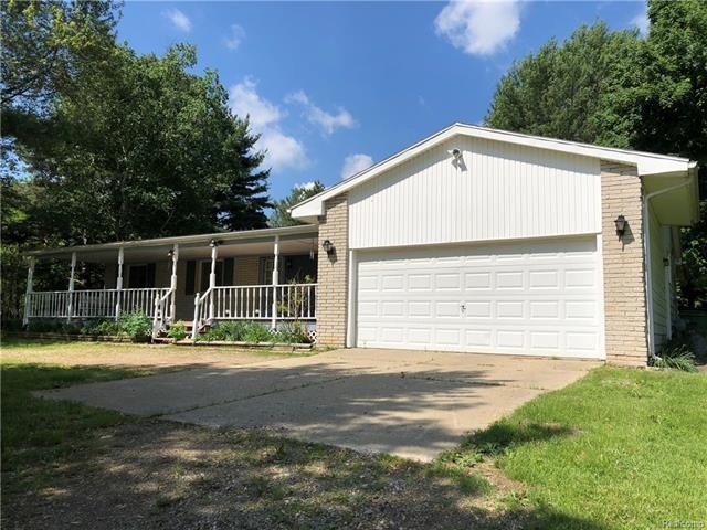 Ranch With Country Setting on 5 Acres !