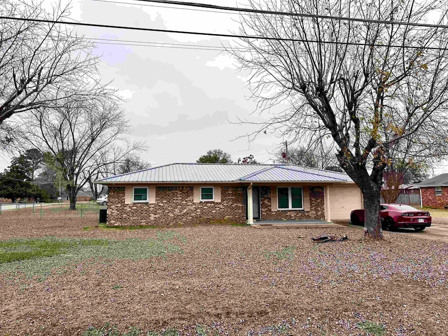 1009 Eastman Ave, Tuscumbia, AL 35674 - photo 1