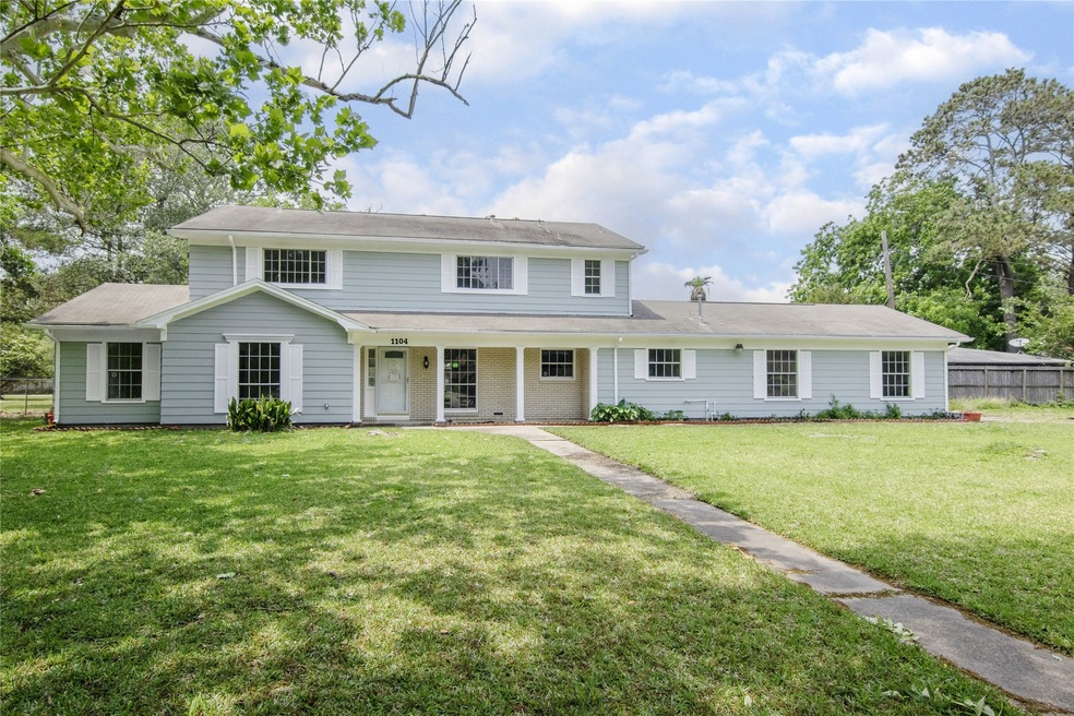 1104 Estate Dr, La Marque, TX 77568