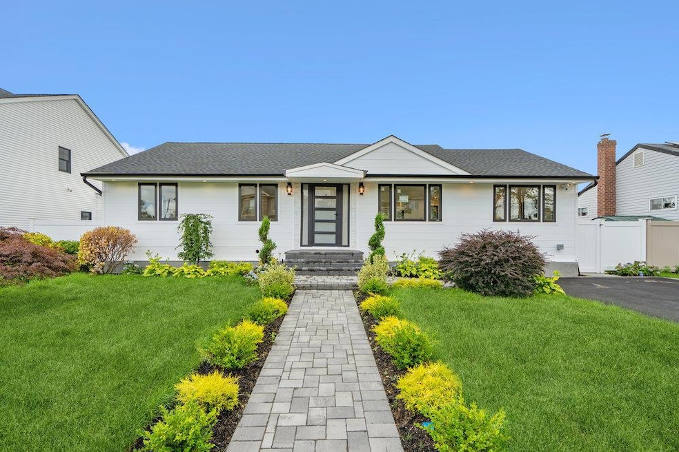 31 Kalda Ln, Plainview, NY 11803 - photo 1