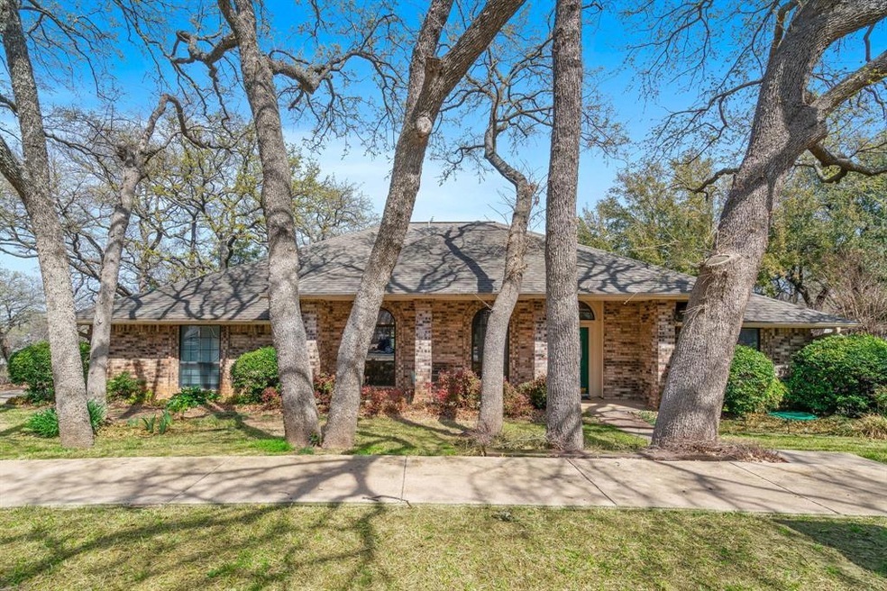 1137 Hidden Oaks Dr, Bedford, TX 76022 - photo 1