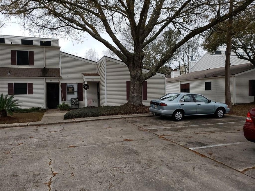 End Unit Gorgeous Oak Tree Assigned Parking Mainte