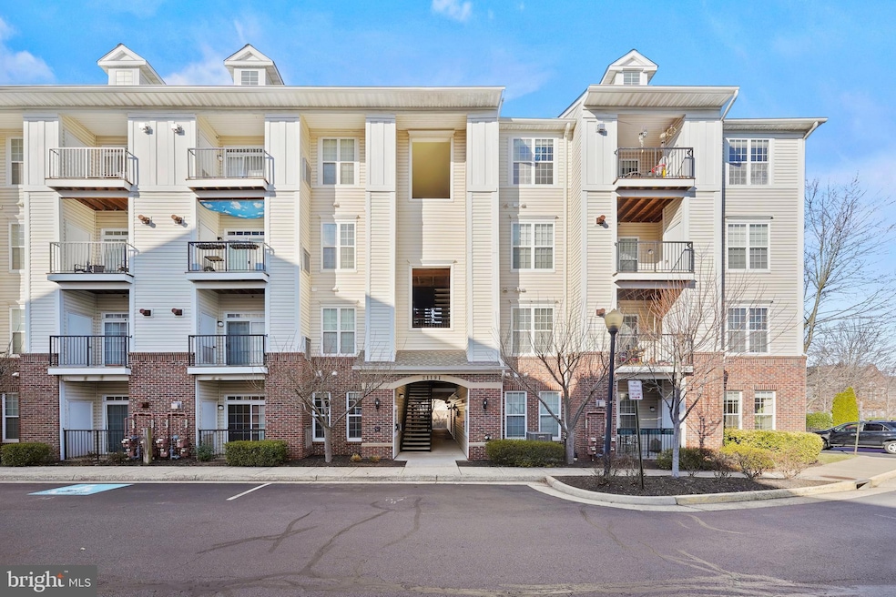 21191 Mcfadden Square unit 105, Sterling, VA 20165 - photo 1