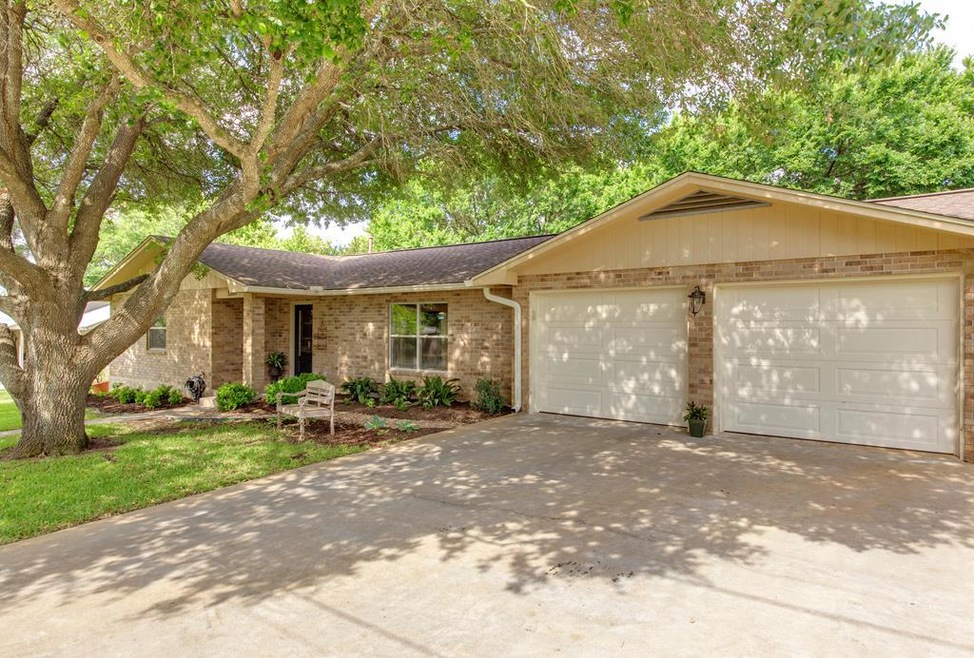 1508 W Trailmoor Dr, Fredericksburg, TX 78624 - photo 1