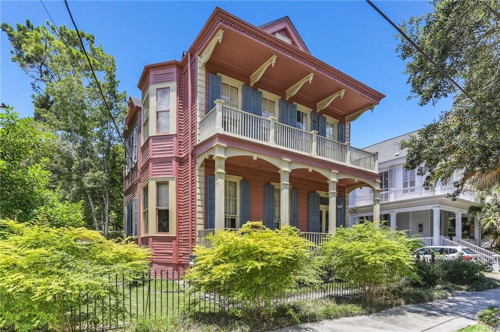 Charming Victorian on an extra wide 50 x 100 corne