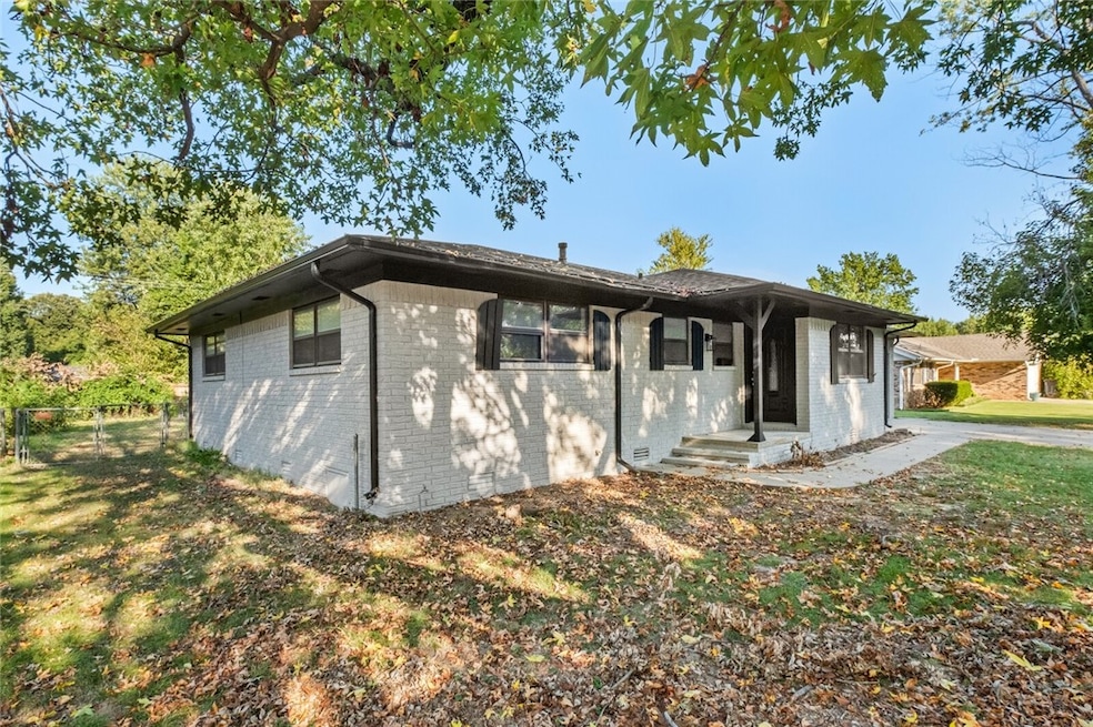 604 Maria St, Springdale, AR 72762 - photo 1