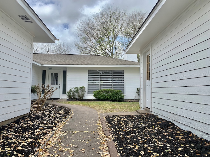 602 W Castle Harbour Dr, Friendswood, TX 77546 - photo 1