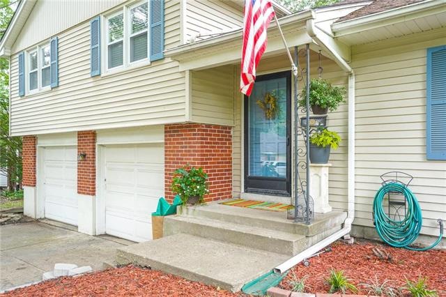 WELCOME HOME to 8008 Newton Drive Overland Park, K