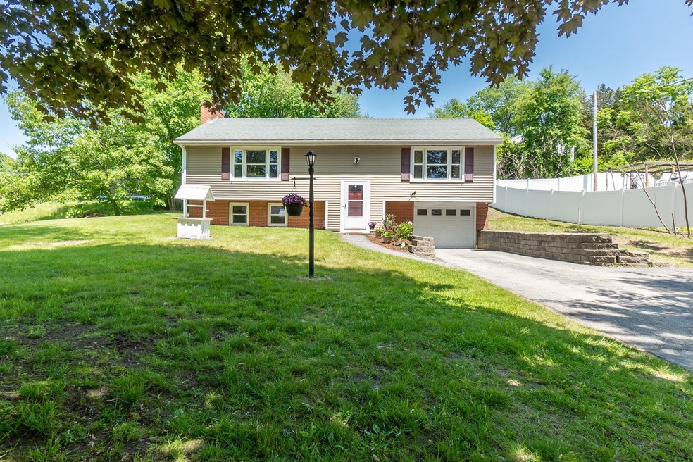 39 ster St, Hudson, NH 03051