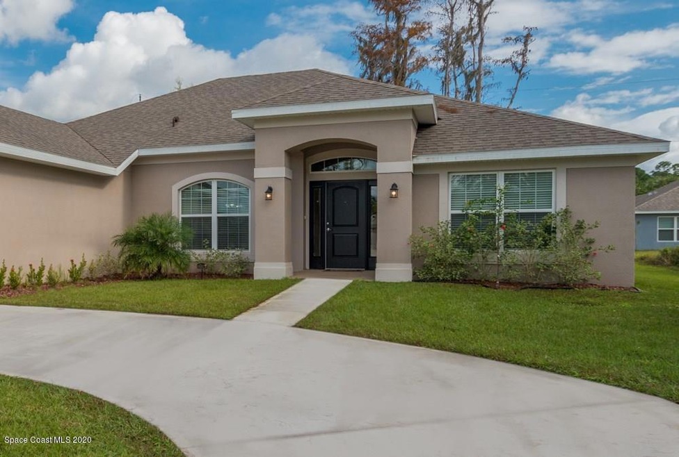 Exterior 3 Car Garage