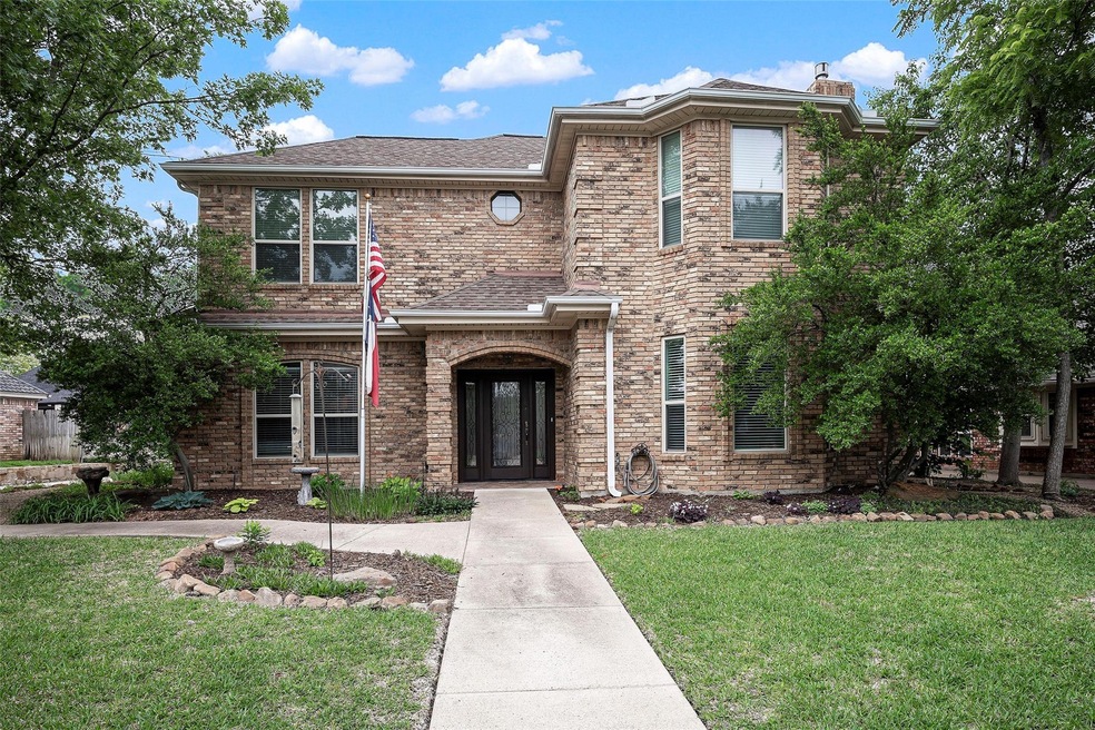 333 Cottonwood Ln, Hurst, TX 76054 - photo 1