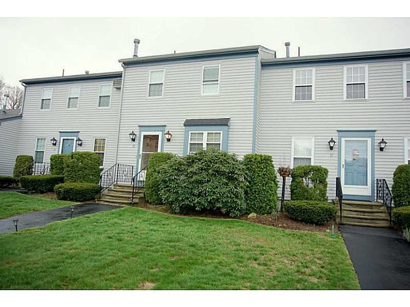 565 Quaker Ln unit 18, West Warwick, RI 02893 - photo 1