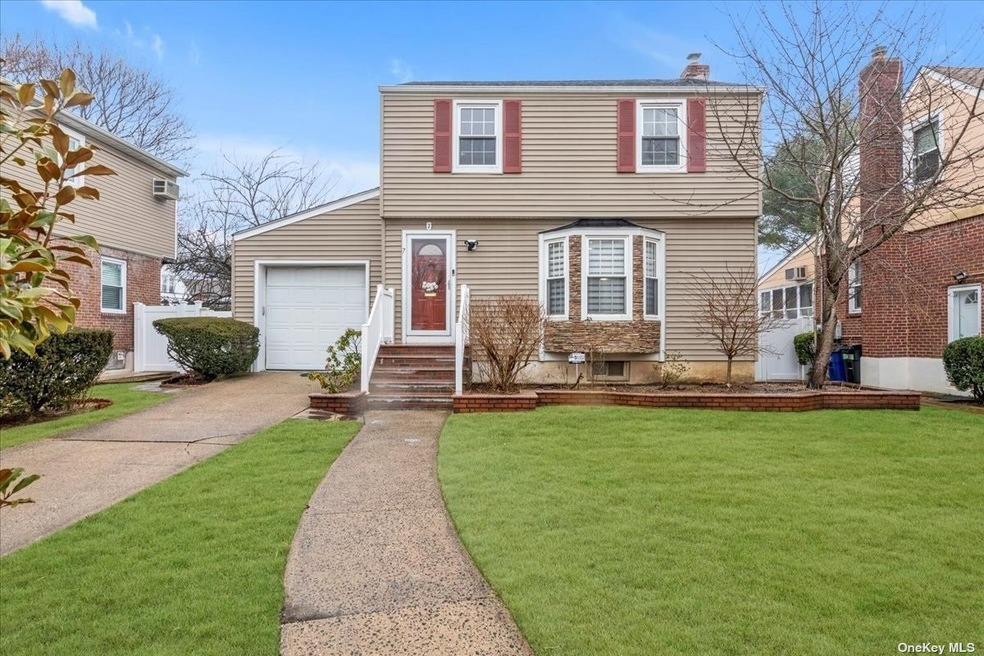 7 Garland Ln, Valley Stream, NY 11581 - photo 1