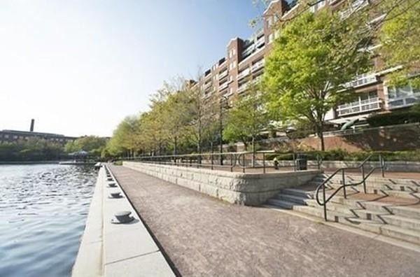 Thomas Graves Landing unit PH8, Cambridge, MA 02141 - photo 1