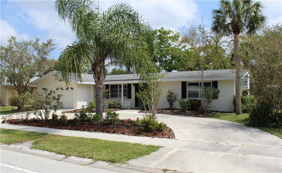 Gulf Gate gem with circular driveway and large one