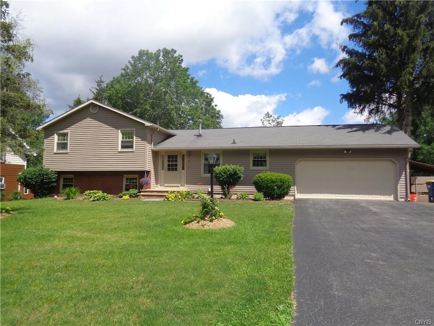 WELCOME HOME TO 9 FISHERMANS CREEK!  BEAUTIFULLY L