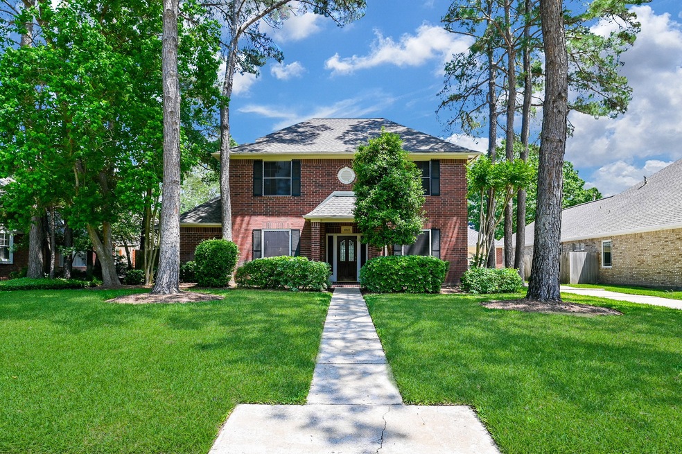 16626 Chewton Glen is on a quiet interior street in Lakewood Forest Section 15 / Tomball ISD
