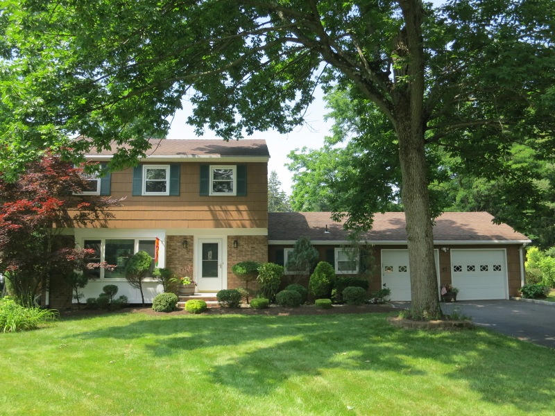 57 Woodcrest Ln, Green Brook, NJ 08812 - photo 1